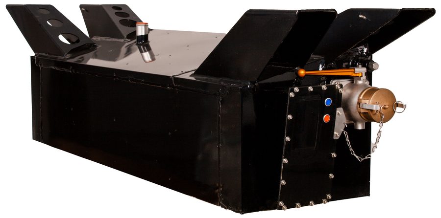 Ein schwarzer Unterflur-Abwassertank mit seinen Anschlussteilen, von einer Stirnseite aus gesehen.